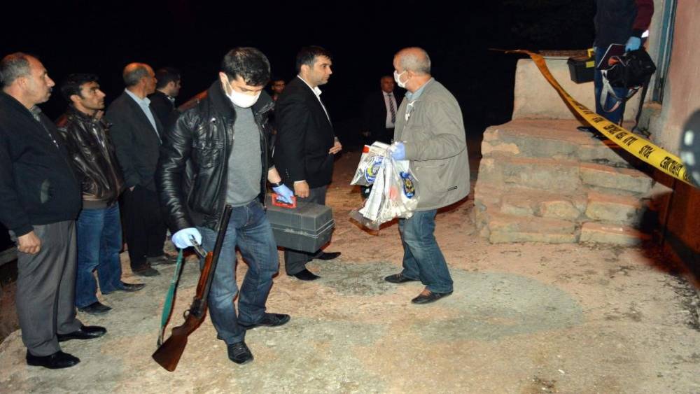 &Ouml;z kızını &ouml;ld&uuml;ren anne ve &uuml;vey kardeşi tutuklandı
