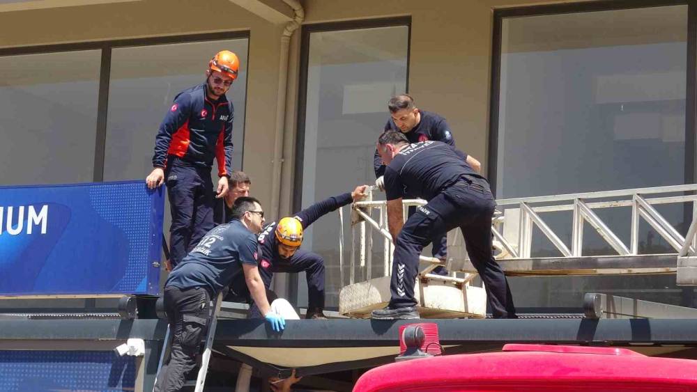 Antalya&rsquo;da 4. kattan tente &uuml;zerine d&uuml;şen gen&ccedil; adam i&ccedil;in seferber oldular
