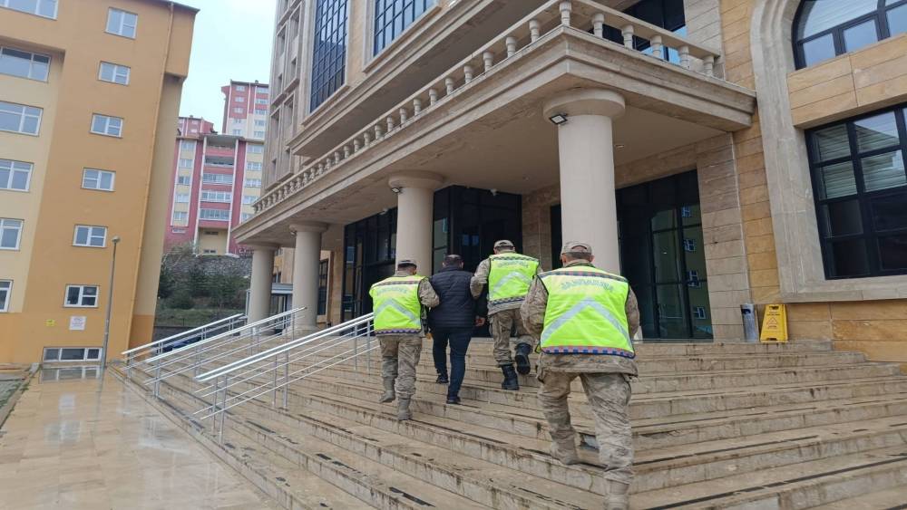 Kesinleşmiş hapis cezası olan firari yol kontrol&uuml;nde yakayı ele verdi
