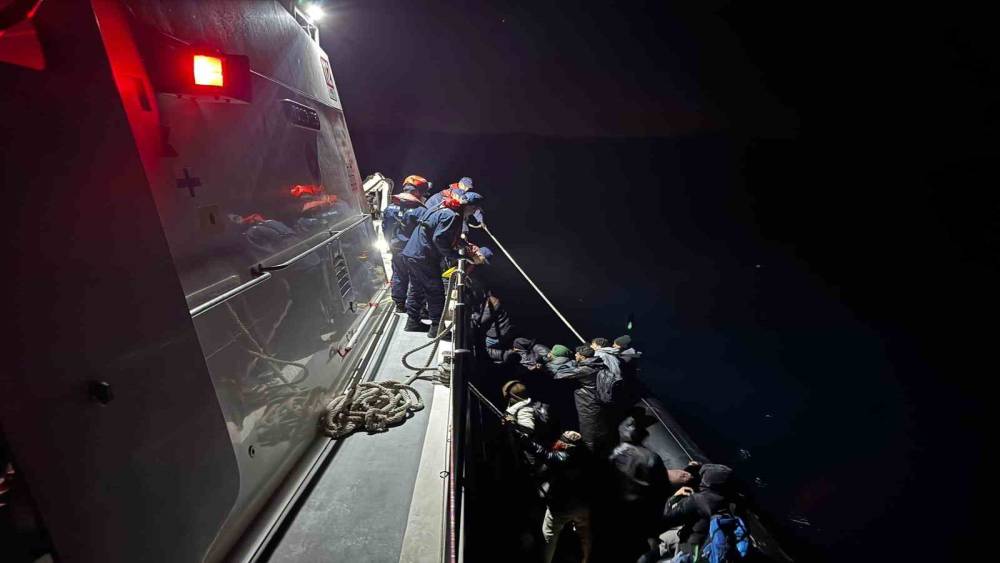 Urla a&ccedil;ıklarında lastik botta 21 ka&ccedil;ak g&ouml;&ccedil;men yakalandı
