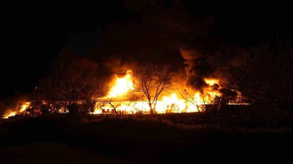 Samsun&rsquo;da muz deposunda yangın: Alevler g&ouml;ğe y&uuml;kseldi
