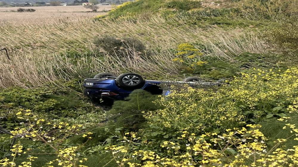 Direksiyon hakimiyetini kaybeden ara&ccedil; yoldan &ccedil;ıktı: 3 yaralı
