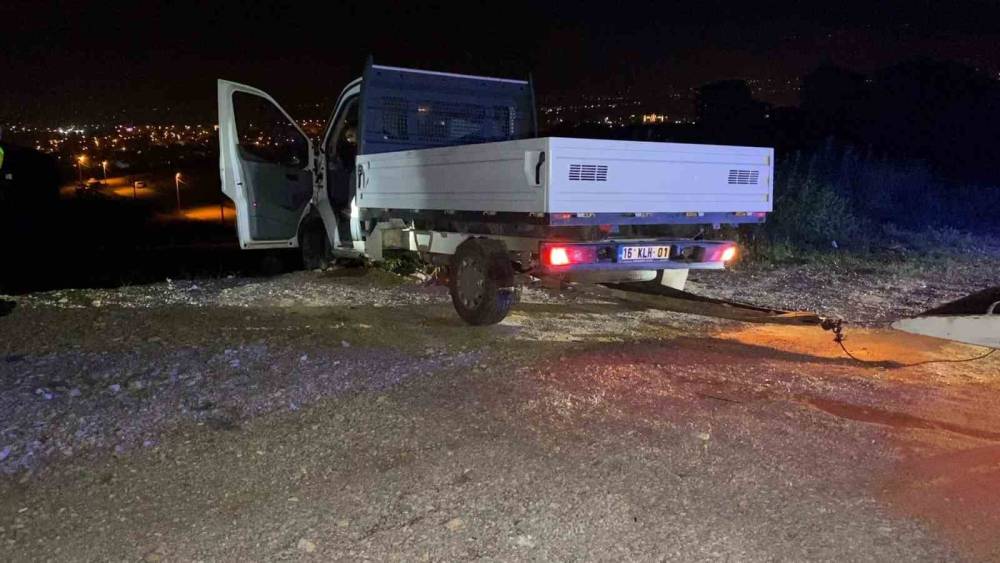 Direksiyon hakimiyetini kaybeden s&uuml;r&uuml;c&uuml; şarampole u&ccedil;tu
