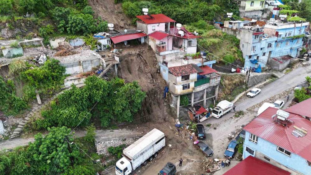 Hatay&rsquo;da m&uuml;stakil evin &ccedil;&ouml;kt&uuml;ğ&uuml; alan b&ouml;yle g&ouml;r&uuml;nt&uuml;lendi
