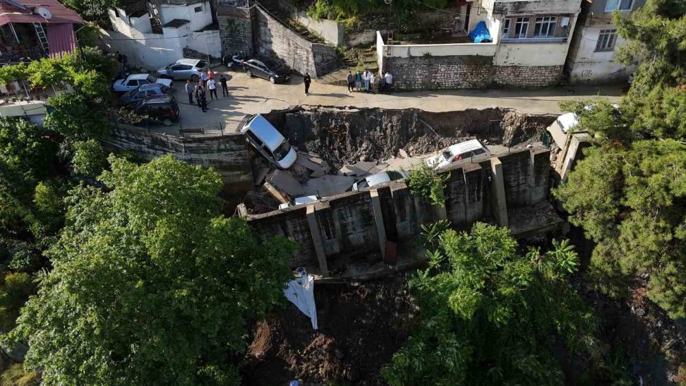 Aşırı yağışla birlikte &ccedil;&ouml;ken yol 5 aracı yuttu
