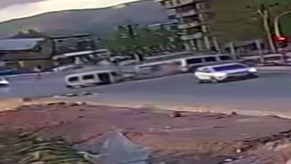 Y&uuml;ksekova&rsquo;da 11 kişinin yaralandığı zincirleme kaza kamerada
