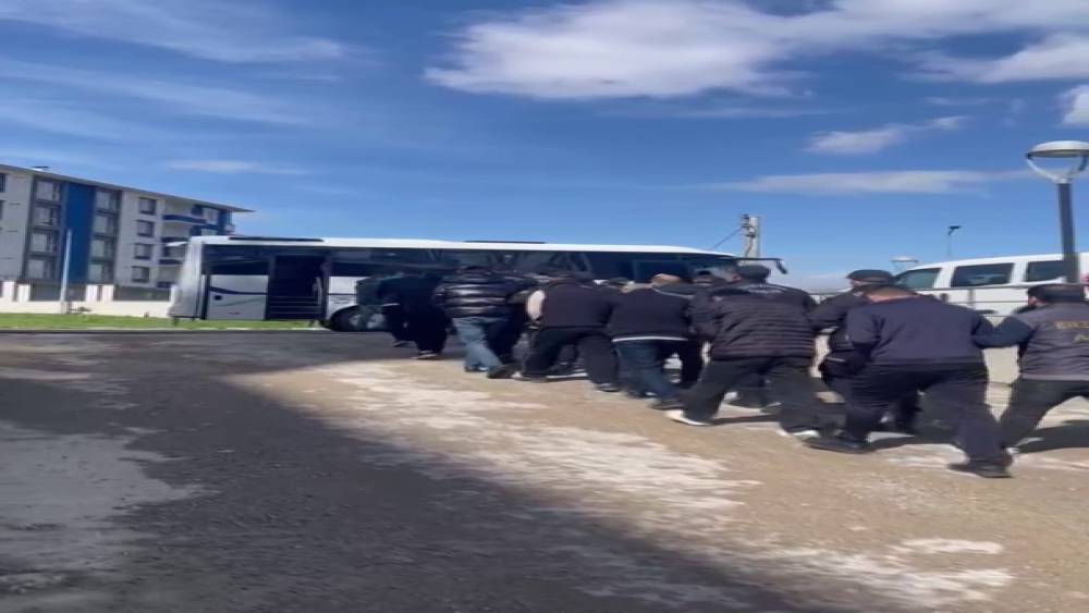 Polisten dolandırıcılara darbe, vatandaşı yine polis-savcı rol&uuml;nde kandırdılar
