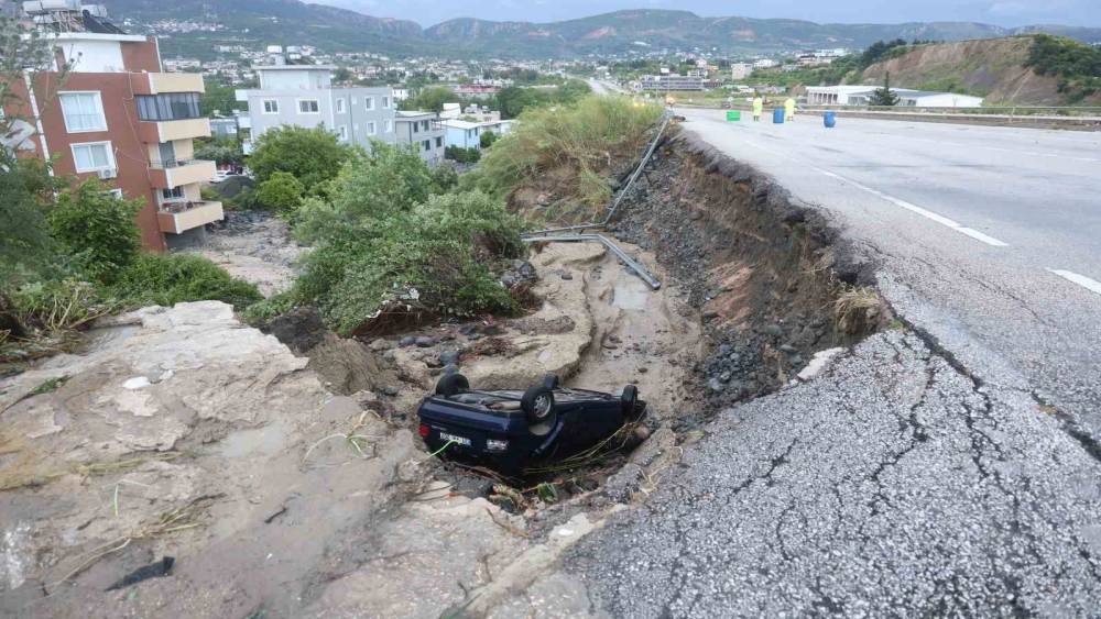 Aşırı yağışla birlikte &ccedil;&ouml;ken yoldan d&uuml;şen otomobilin s&uuml;r&uuml;c&uuml;s&uuml; &ouml;ld&uuml;
