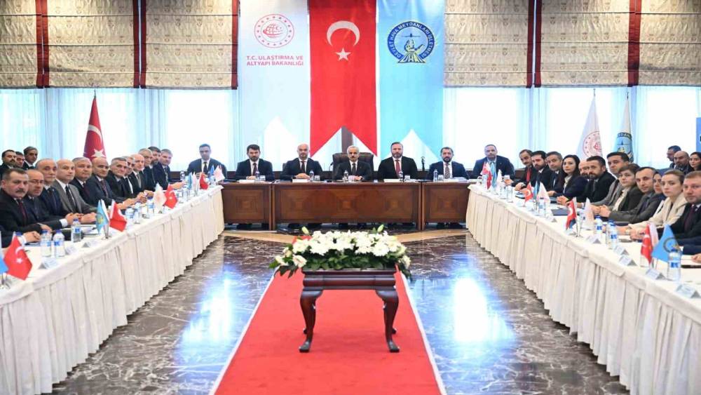 Bakan Uraloğlu: "Etimesgut Havalimanı&rsquo;nda yenileme ve genişletme &ccedil;alışmalarımız b&uuml;y&uuml;k bir hızla devam ediyor"
