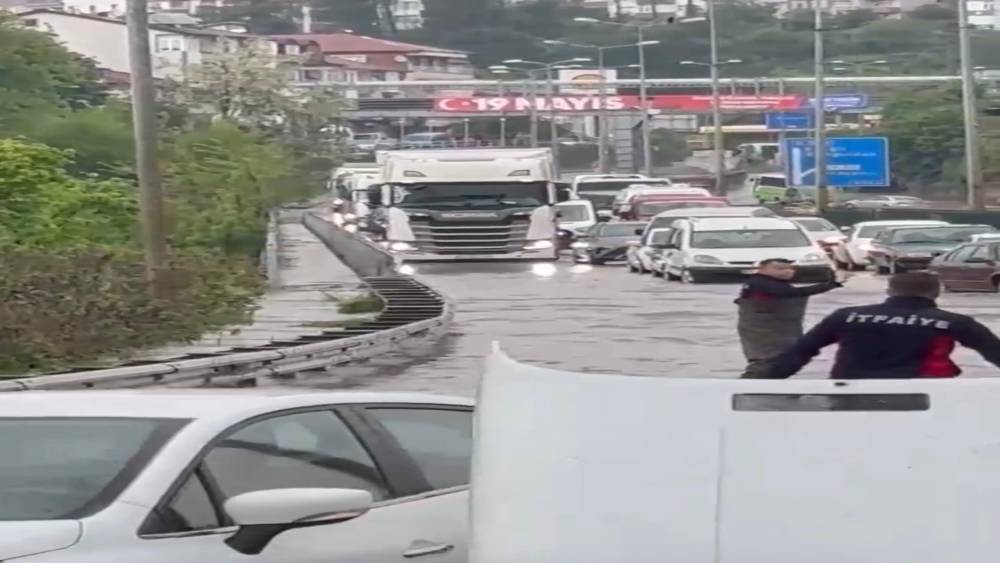 Alaplı&rsquo;da sağanak ulaşımı fel&ccedil; etti
