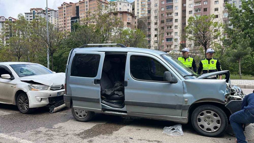 G&uuml;m&uuml;şhane&rsquo;de zincirleme kaza: 4 yaralı
