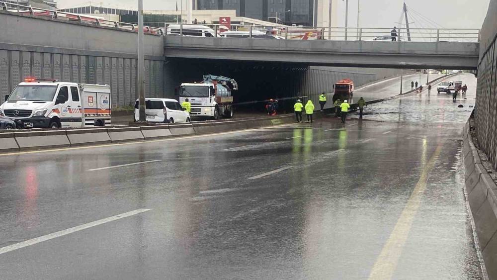 Ankara&rsquo;da sağanak yağış sebebiyle alt ge&ccedil;itler ve yollar g&ouml;le d&ouml;nd&uuml;
