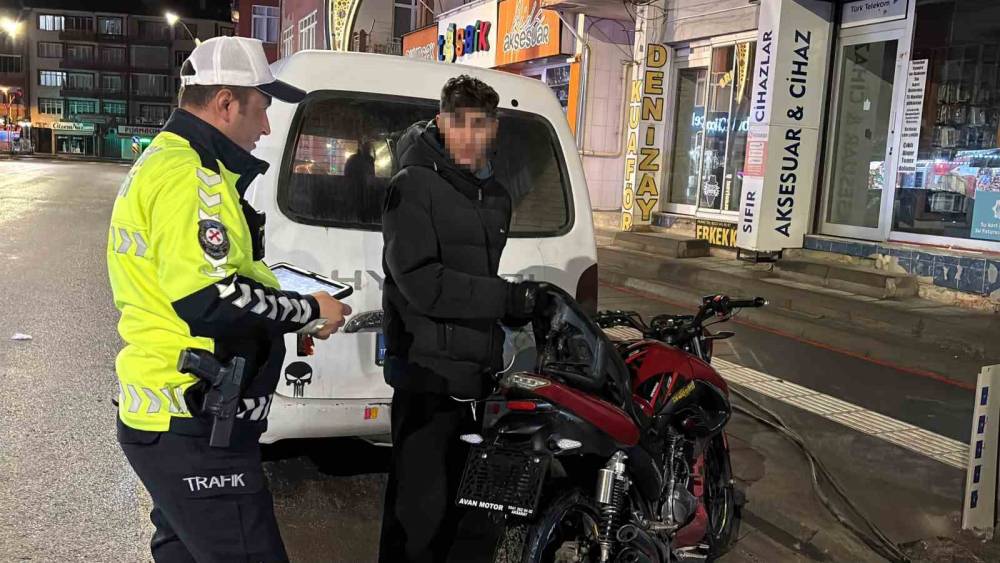 Bek&ccedil;ilere egzoz patlattı, yakalanınca 62 bin lira ceza yiyip ehliyet ve motorundan oldu
