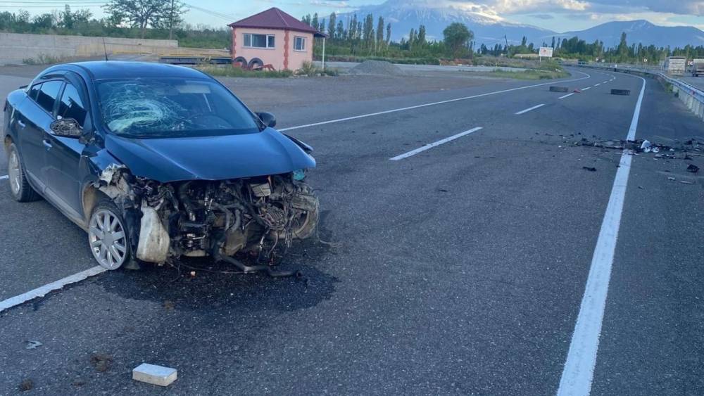 Iğdır&rsquo;da otomobil ref&uuml;je &ccedil;arptı: 3 kişi yaralandı
