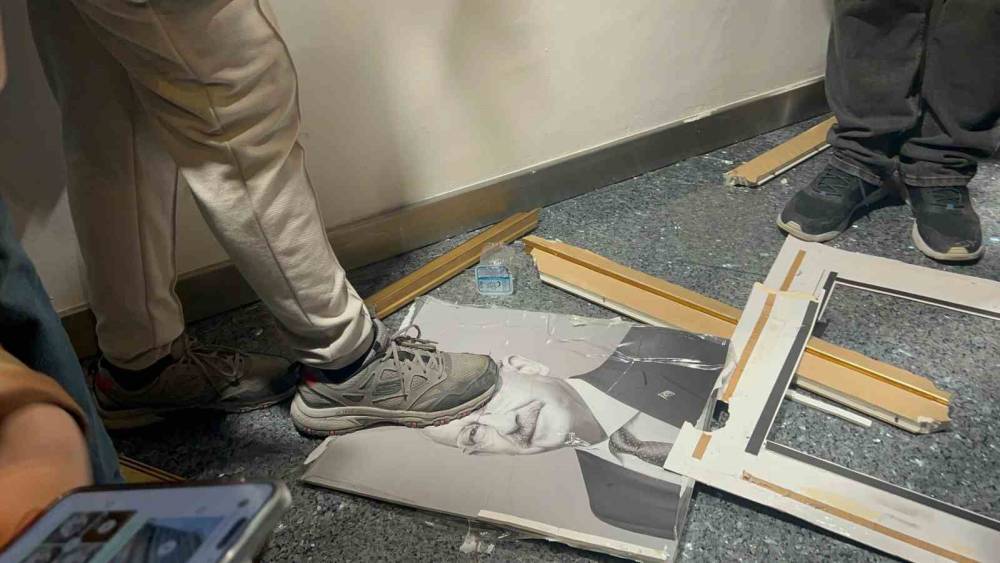 Kılı&ccedil;daroğlu&rsquo;na b&uuml;y&uuml;k &ouml;fke: Partide asılı olan fotoğrafı ayaklar altında &ccedil;iğnendi
