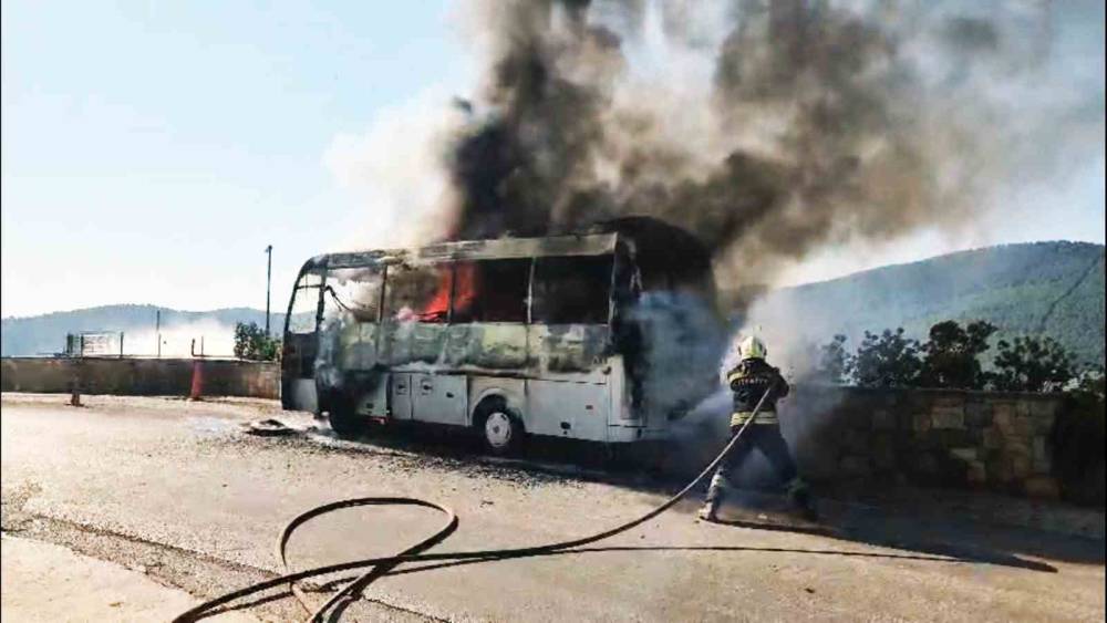 Seyir halindeki servis midib&uuml;s&uuml; alev alev yandı
