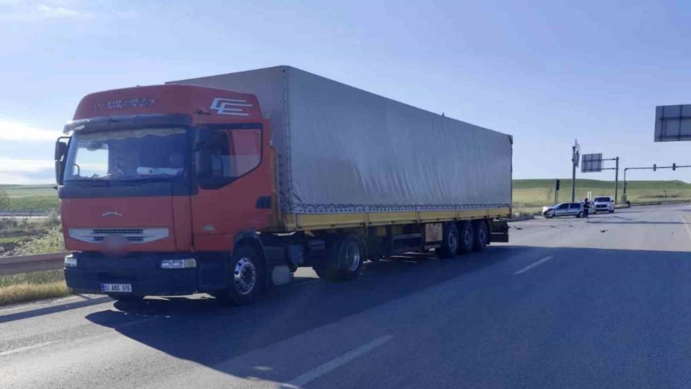 &Ccedil;orum&rsquo;da otomobil ile tır kavşakta &ccedil;arpıştı: 4 yaralı
