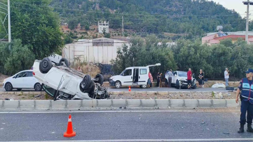 Mersin&rsquo;de kaza yapan otomobil takla attı: 2 yaralı
