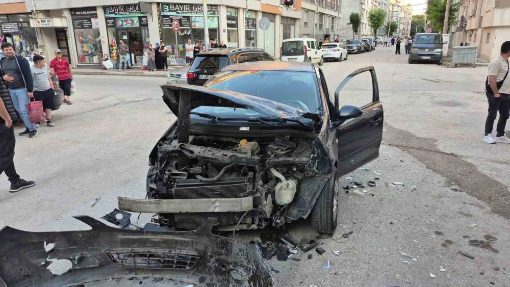 Eskişehir&rsquo;de kavşakta 2 ara&ccedil; &ccedil;arpıştı: 2 yaralı
