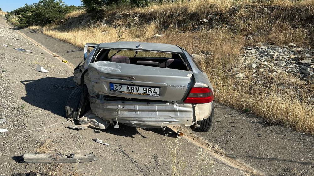 &Ccedil;ekici ile otomobil &ccedil;arpıştı: 2 yaralı

