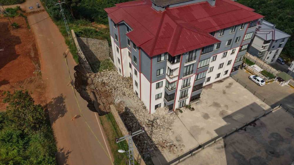 &Ccedil;&ouml;ken duvarın altında kalıyordu, 10 saniyeyle hayata tutundu
