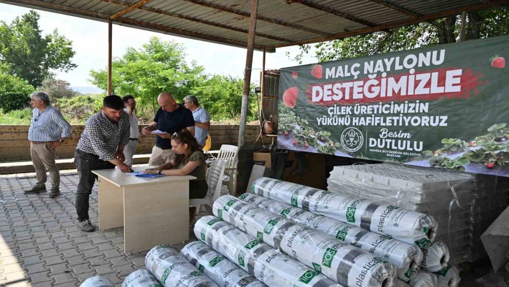Manisa B&uuml;y&uuml;kşehir&rsquo;den &ccedil;ilek &uuml;reticilerine mal&ccedil; naylonu desteği
