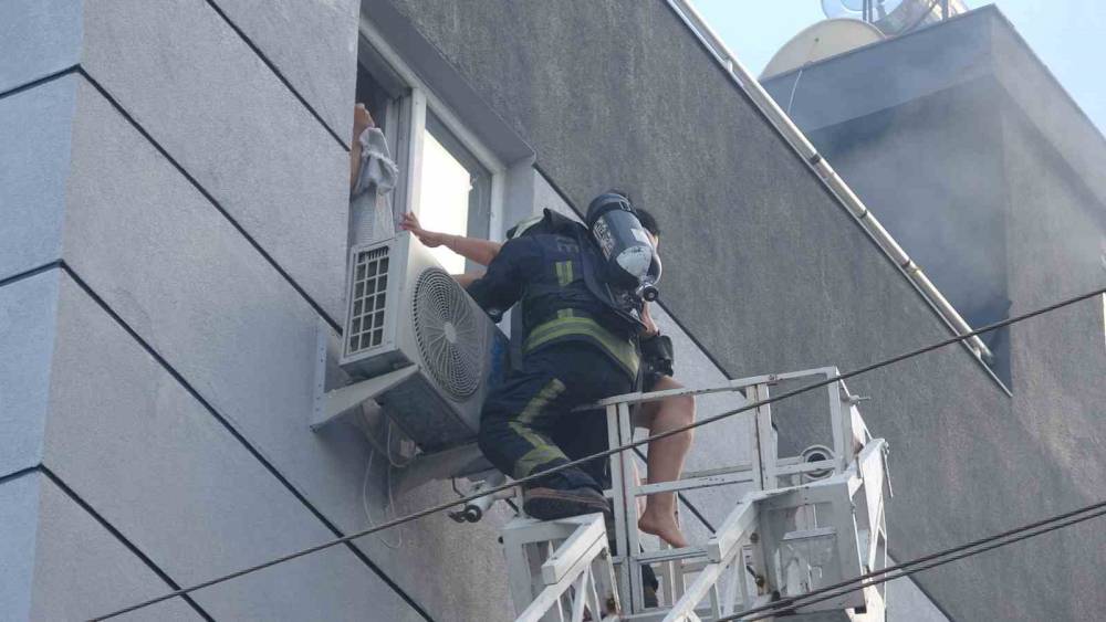 Antalya&rsquo;da 1 ay &ouml;nce taşındıkları daire yangında k&uuml;le d&ouml;nd&uuml;

