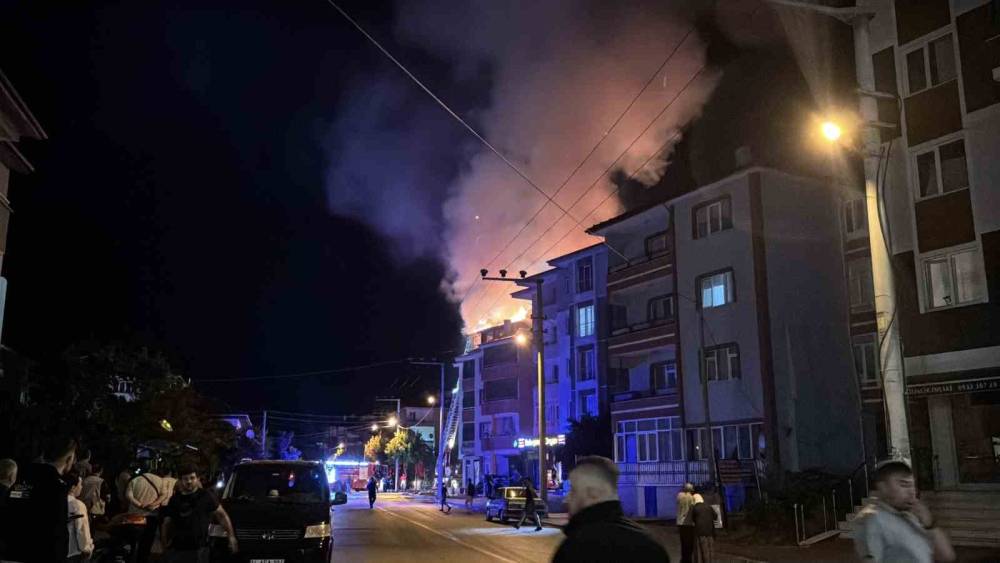 Bolu&rsquo;da apartmanda &ccedil;ıkan yangında alevler geceyi aydınlattı: Patlama sesleri paniğe neden oldu
