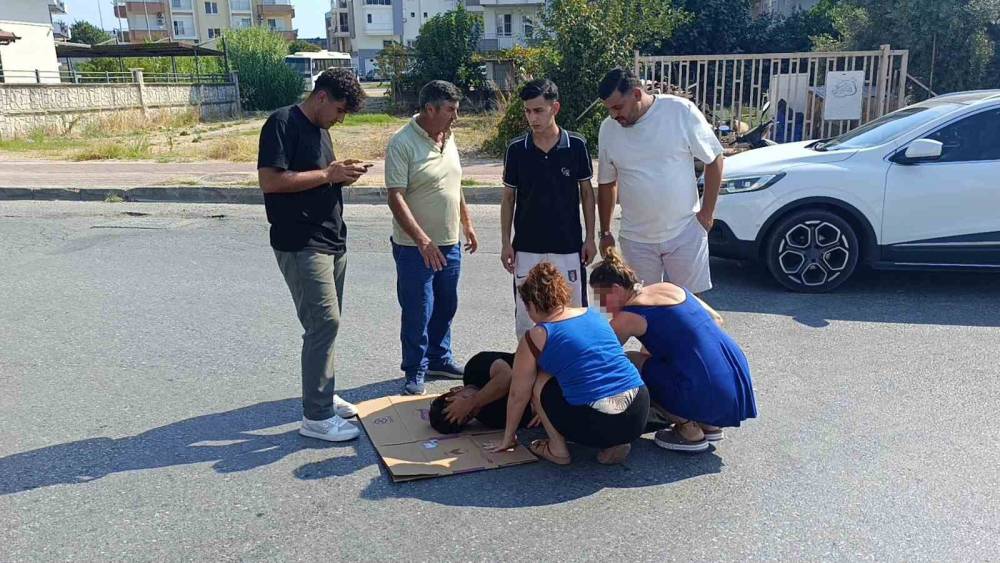 Otomobil motosiklete &ccedil;arptı, otomobildeki yolcu yaralıyı bırakıp gazeteciyle uğraştı
