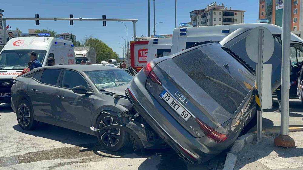 Elazığ&rsquo;da otomobiller &ccedil;arpıştı: 5 yaralı
