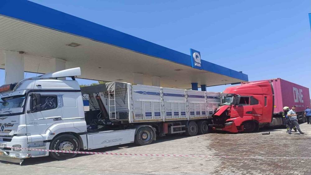 Baygınlık ge&ccedil;iren tır şof&ouml;r&uuml; istasyonda yakıt alan başka bir tıra &ccedil;arptı

