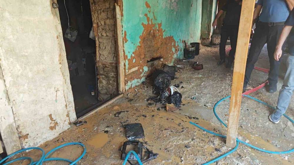 Kovada yakılan kağıtlar tekrar alevlendi, yangın eve sı&ccedil;ramadan s&ouml;nd&uuml;r&uuml;ld&uuml;
