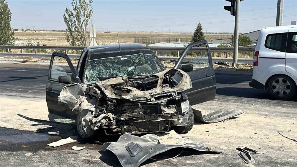 Aksaray&rsquo;da otomobil vince arkadan &ccedil;arptı: 3 yaralı
