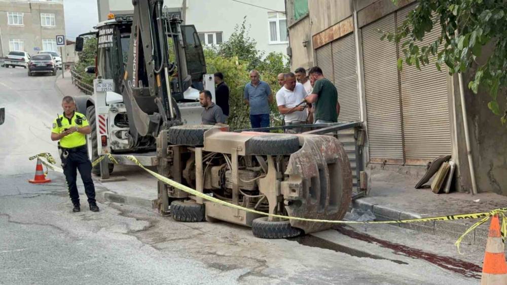 Forklift rampa aşağı inerken devrildi: 1&rsquo;i ağır 2 yaralı
