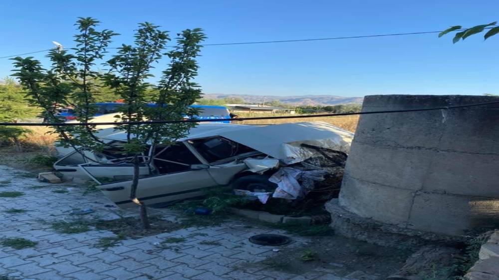 &Ouml;nce &ccedil;&ouml;p konteynerine ardından duvara &ccedil;arptı: Otomobil hurdaya d&ouml;nd&uuml;, s&uuml;r&uuml;c&uuml; yaralandı
