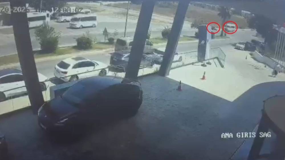 Tur minib&uuml;s&uuml; ile motosiklet &ccedil;arpıştı: 1 yaralı
