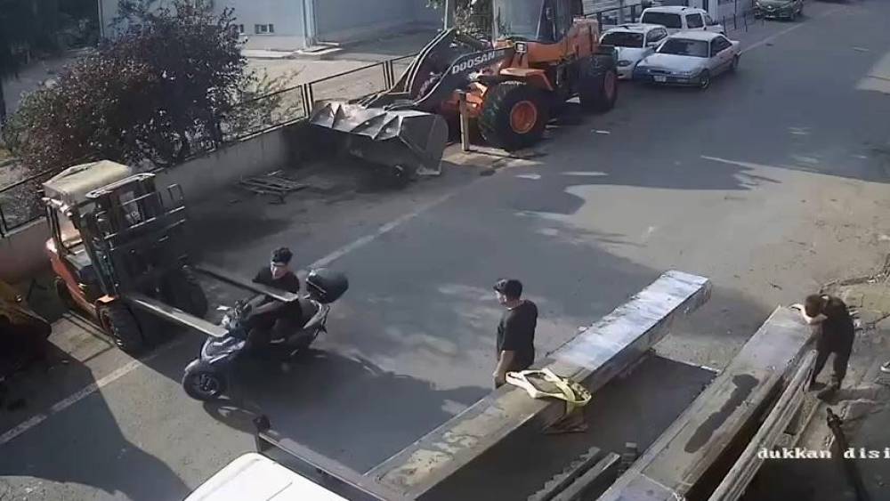 Tekirdağ&rsquo;da pes dedirten kaza: Motosikletli forkliftin demir ayaklarına &ccedil;arptı
