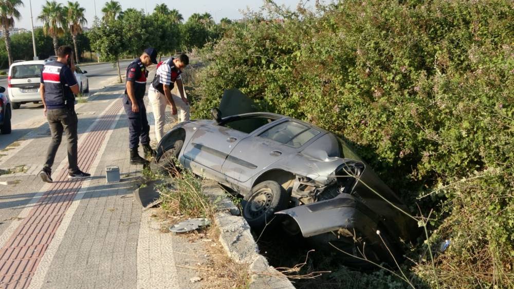 Otomobil yayaya &ccedil;arpıp şarampole devrildi
