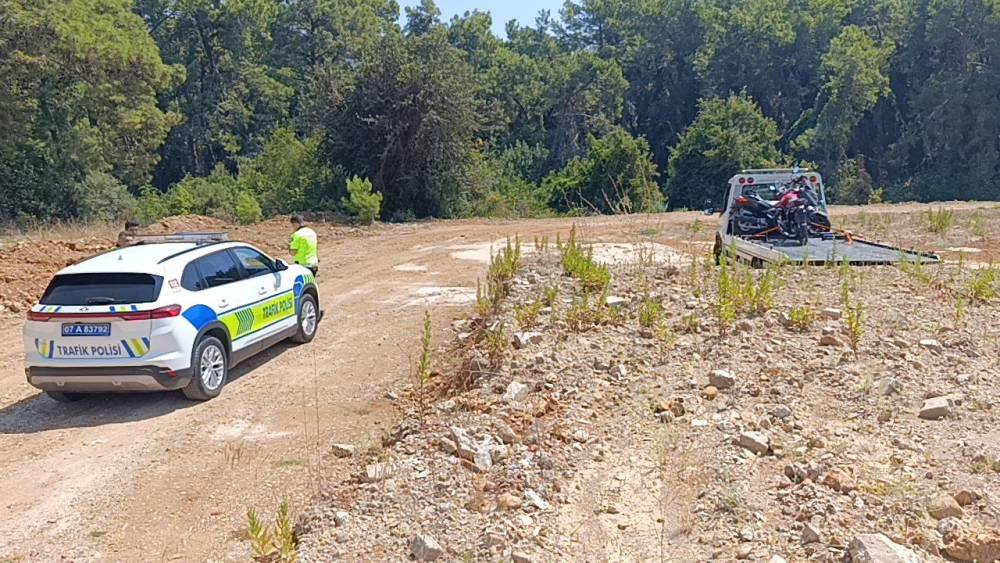 Trafik uygulamasını g&ouml;r&uuml;nce motosikletini ormanlık alana bırakıp ka&ccedil;tı, cezadan ka&ccedil;amadı
