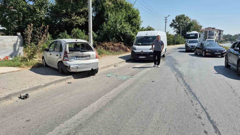Minib&uuml;sle otomobilin karıştığı kazada otomobil yoldan &ccedil;ıktı: 1 yaralı
