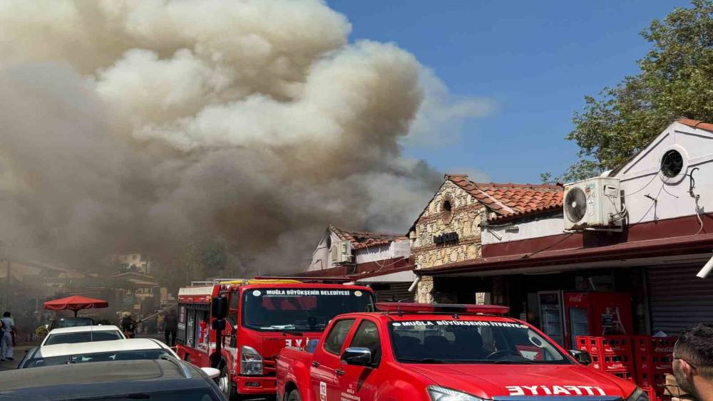 Fethiye Balık Hali&rsquo;nde &ccedil;atı yangını
