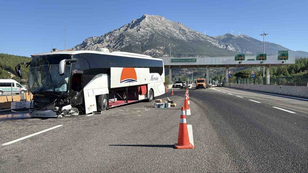 Yolcu otob&uuml;s&uuml; bariyere &ccedil;arptı: 5 yaralı
