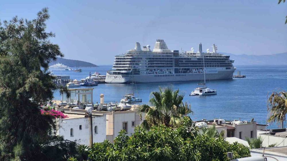 Bodrum&rsquo;a iki gemi ile 1144 yolcu geldi
