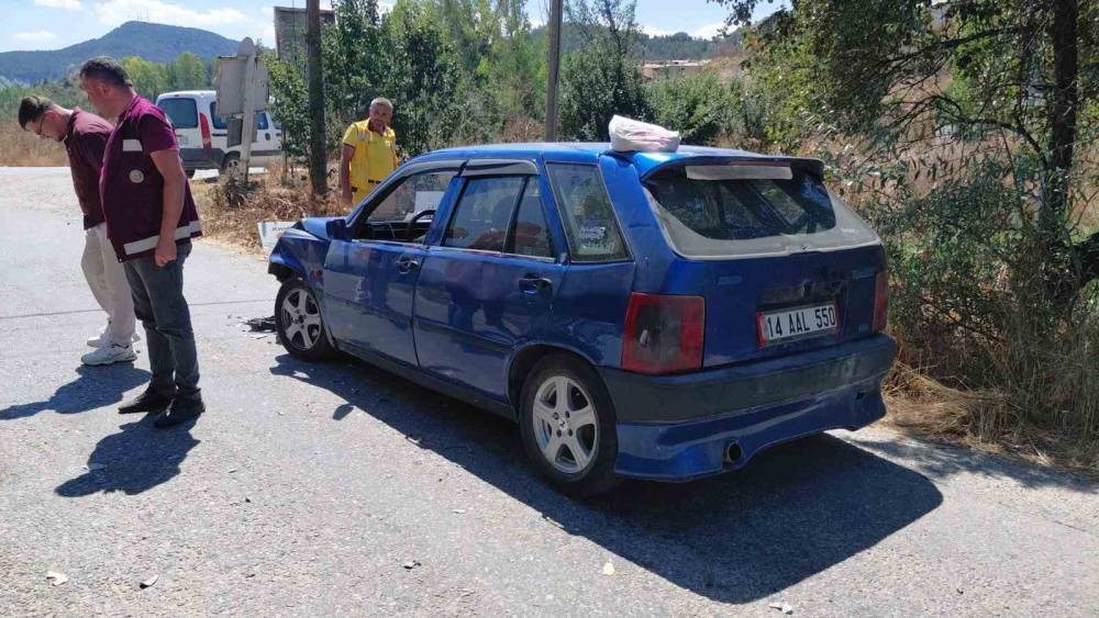 Bolu&rsquo;da otomobille &ccedil;arpışan motosikletin s&uuml;r&uuml;c&uuml;s&uuml; yaralandı
