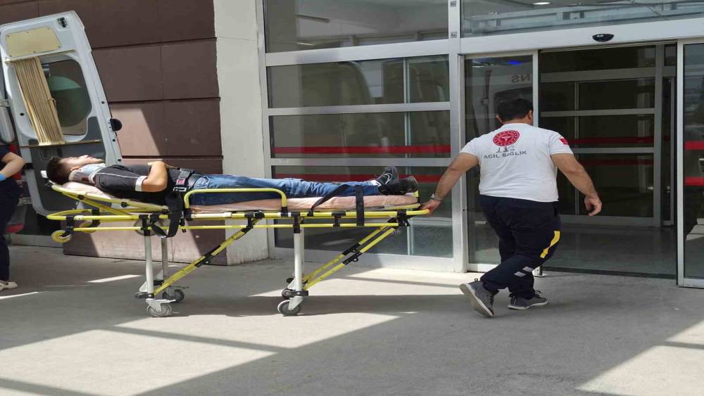 Motosiklet ile otomobil &ccedil;arpıştı: 1 yaralı
