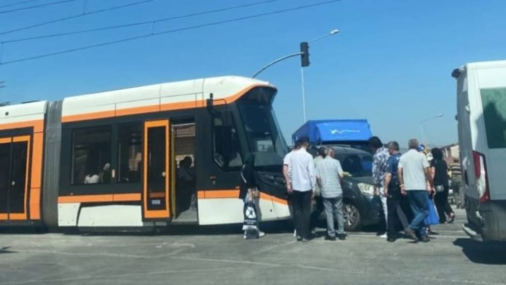Eskişehir&rsquo;de tramvay ile ara&ccedil; &ccedil;arpıştı, seferlerde aksama yaşandı
