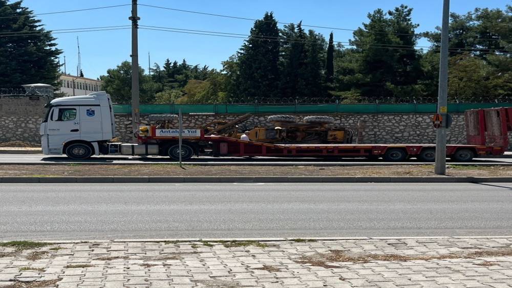 Burdur&rsquo;da ani fren yapan tırın &uuml;zerindeki greyder devrildi

