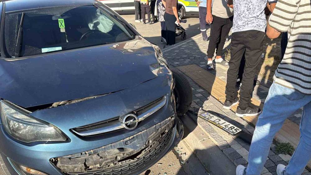 Otomobil ile minib&uuml;s &ccedil;arpıştı: 8 yaralı
