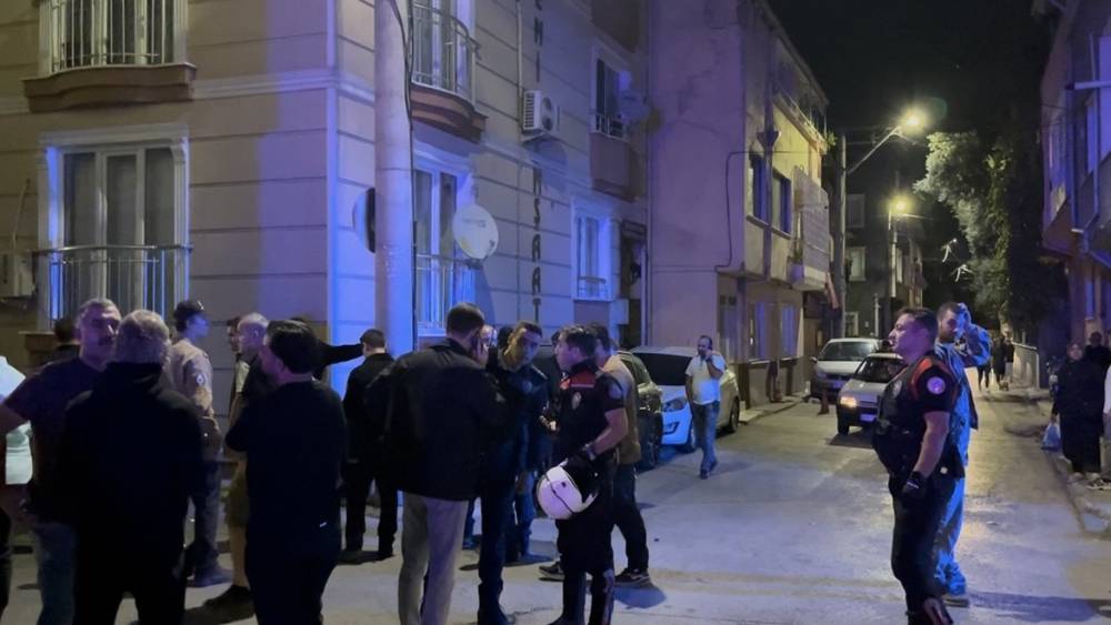 Kalabalık gruba laf attı, dayak yedi: Silahı &ccedil;ekip yanlışlıkla kendini vurdu
