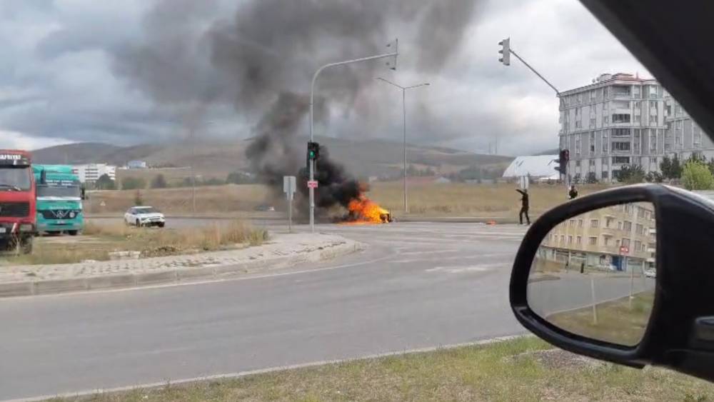 Bayburt&rsquo;ta kamyonet kasasındaki jenerat&ouml;r alev alev yandı
